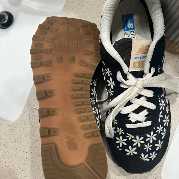 New Balance Daisy shoes - Picture 3 of 5